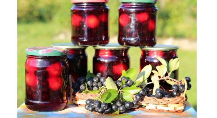 Компот из черноплодной рябины и слив