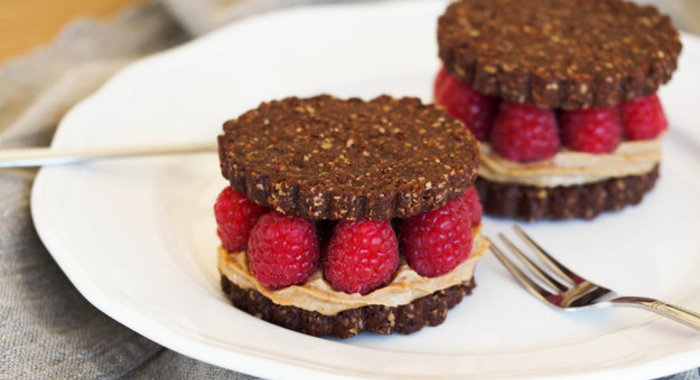 Пирожное с малиной