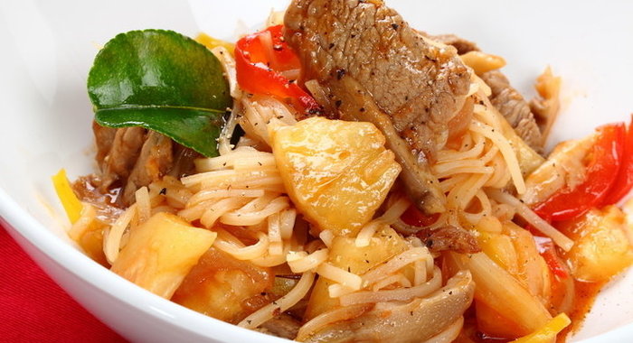 Кисло-сладкая телятина с ананасами