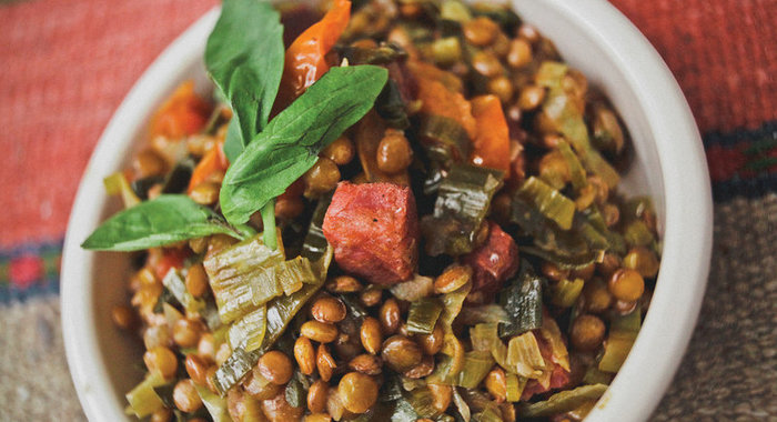 Чечевица с чоризо и луком за 30 минут