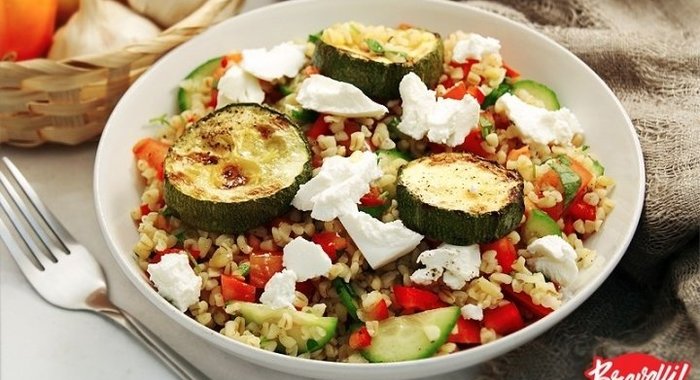 Булгур с овощами и козьим сыром