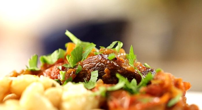 Телячья голяшка, тушеная с помидорами и красным вином