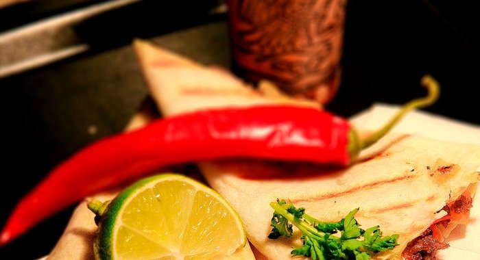 Кесадилья с пряной бараниной, овощами и сыром