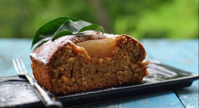 Карамельная шарлотка с персиками