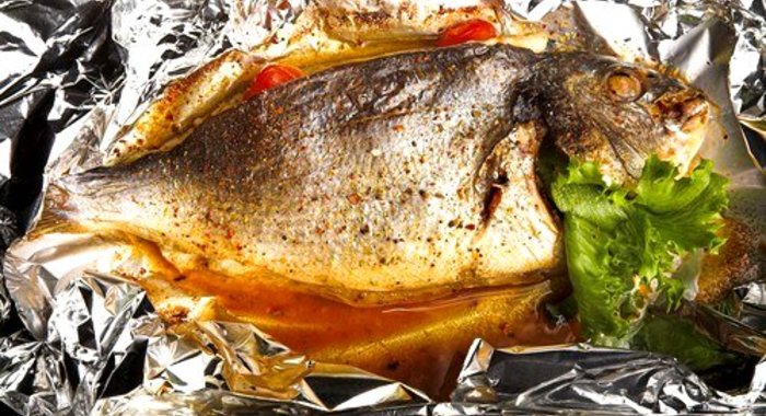 Карп, запеченый с орехами, зернами граната и пряностями