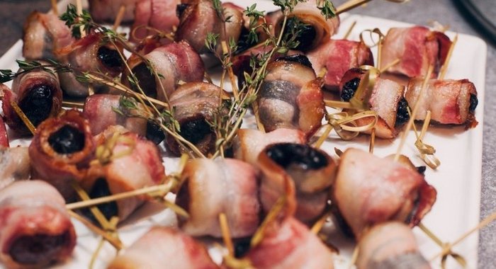 Черти на конях ~ Чернослив в беконе