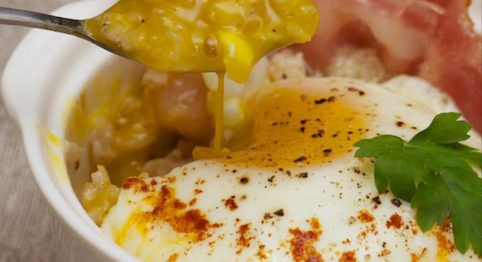 Сытная злаковая каша с яйцом и беконом
