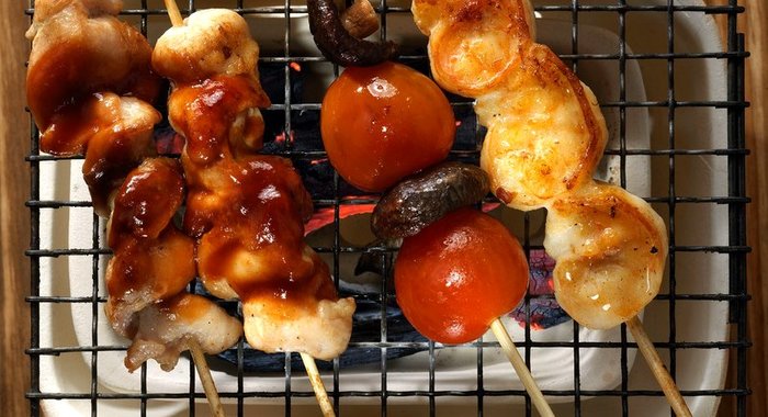 Шашлычки из курицы, креветок и овощей
