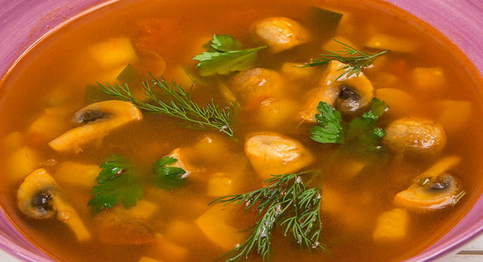 Овощной суп с грибами и сельдереем
