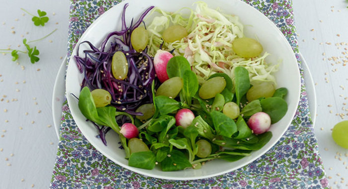 Капустный салат с виноградом