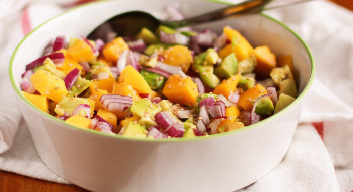 Салат с манго, авокадо и красным луком