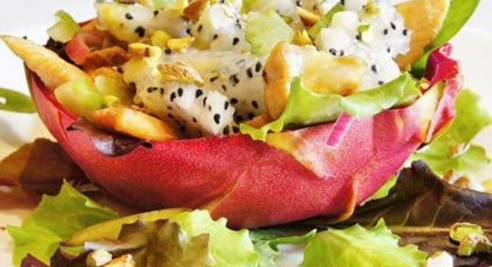 Легкий куриный салат с питахайей и заправкой из маракуйи