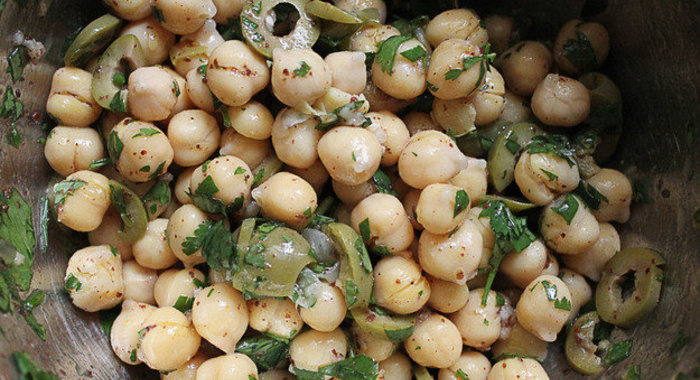 Салат из нута с травами и оливками