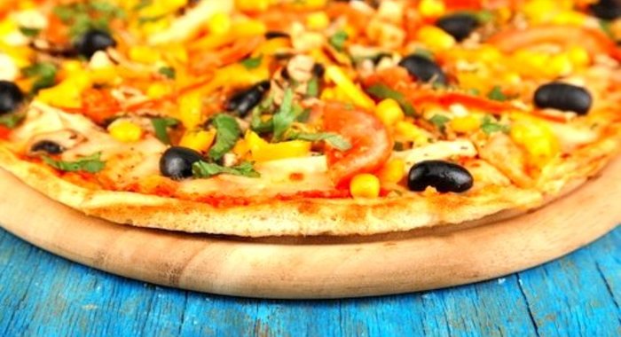 Пицца с курицей и кукурузой