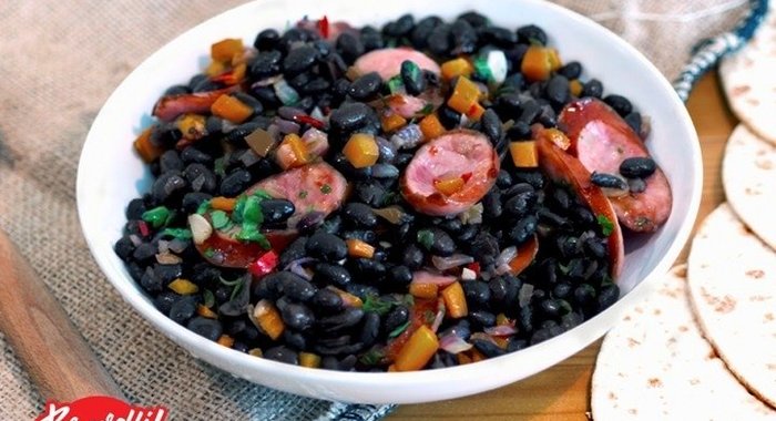 Фасоль Прето с копчеными колбасками