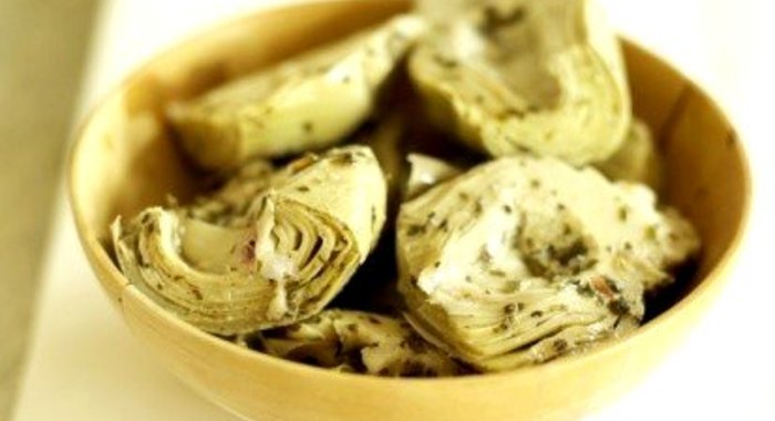 Артишоки, тушеные в вине, чесноке и травах
