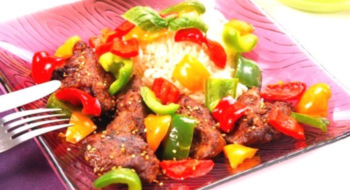 Куриная печень со сладким перцем, редисом и кунжутом