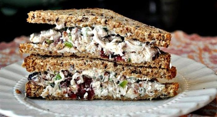 Салат из курица с эстрагоном, орехами пекан и клюквой