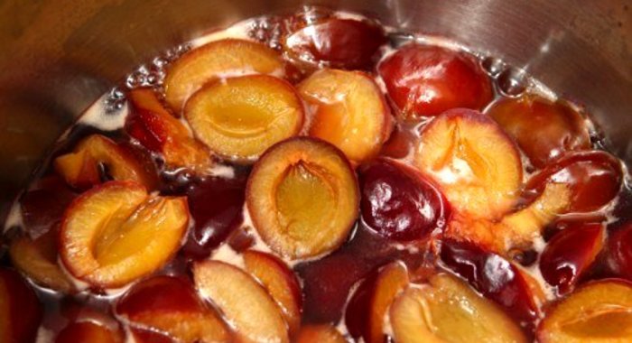 Компот из свежих яблок и слив