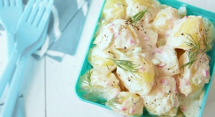 Шведский салат с картофелем, яблоком и сельдью