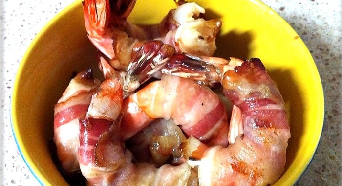 Креветки в беконе на шпажках