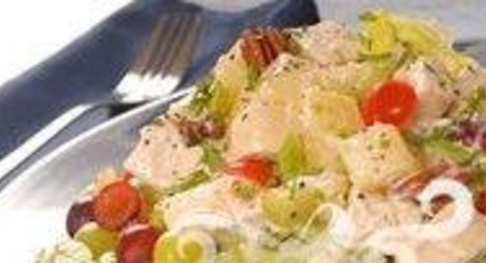 Куриный салат с виноградом, орехами и каперсами