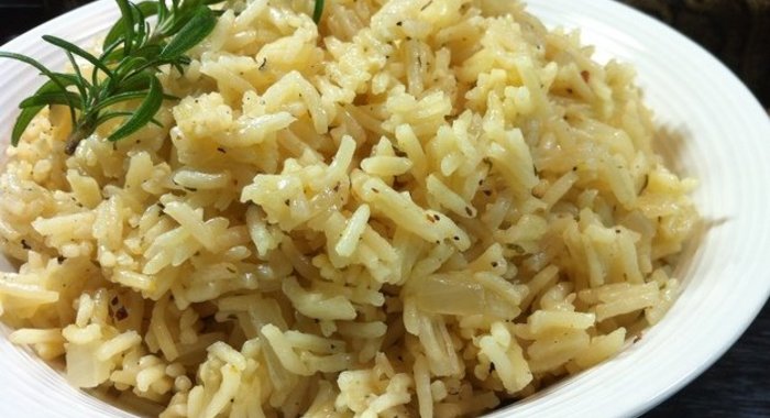 Рис с запеченным чесноком и розмарином