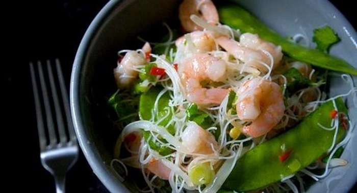 Вьетнамский салат с лапшой и креветками