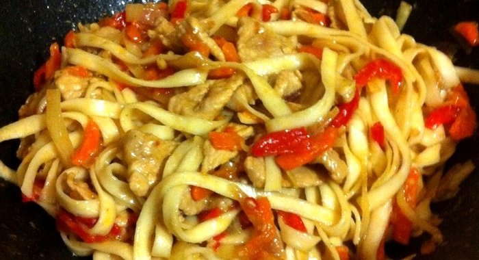 Яичная китайская лапша вок со свининой