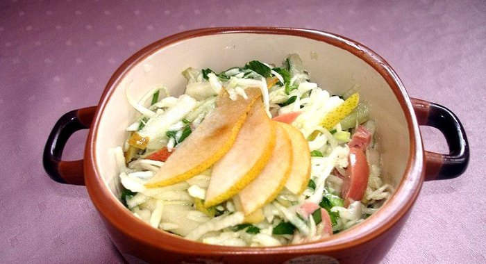 Салат из капусты с грушей и сосисками