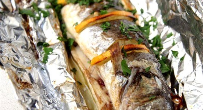 Сибас, запеченный в фольге