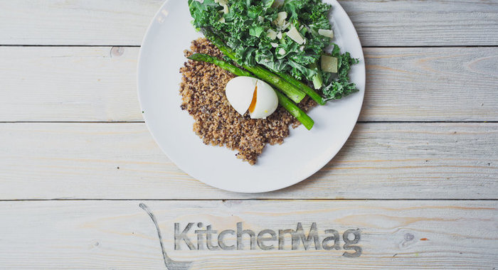 Полезный завтрак: киноа с яйцом, спаржей и капустой