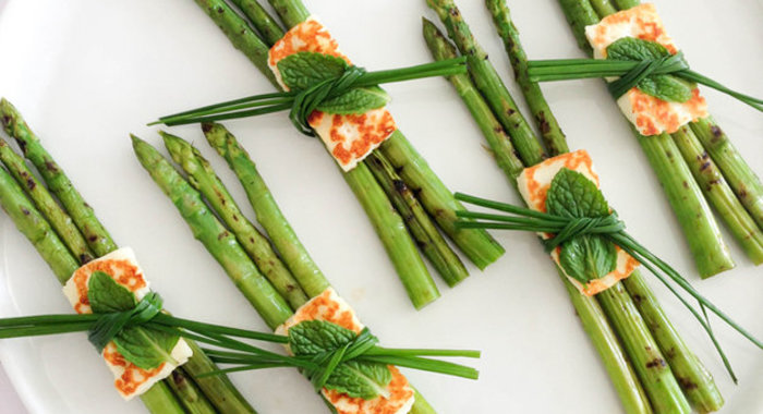 Спаржа с сыром халлуми