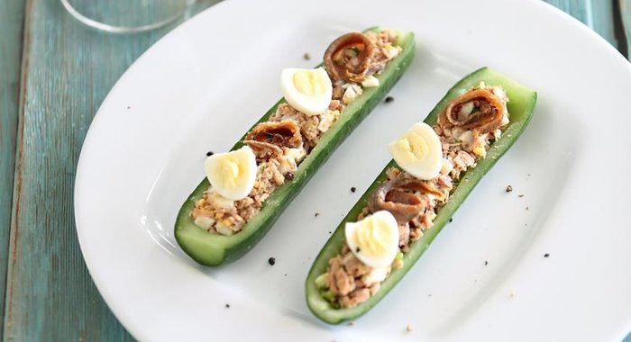 Закуска из огурцов с тунцом и анчоусами
