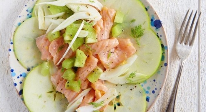 Закуска из копченой семги с яблоком и киви