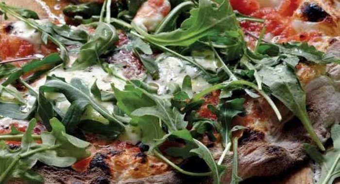 Пицца с рукколой и домашним соусом