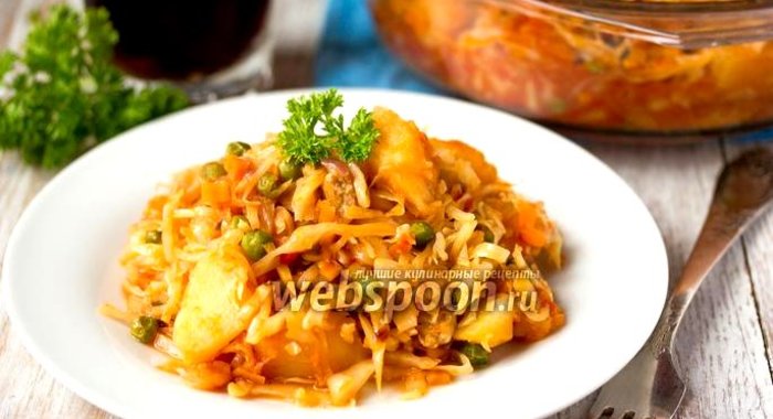 Капуста, тушёная с зелёным горошком, картофелем и куриным мясом в микроволновке