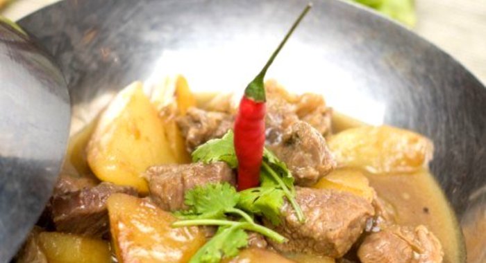 Баранина, тушеная в белом вине с картофелем и маслинами