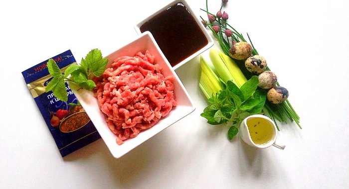 Перепелиные яйца по‑шотландски с луком пореем