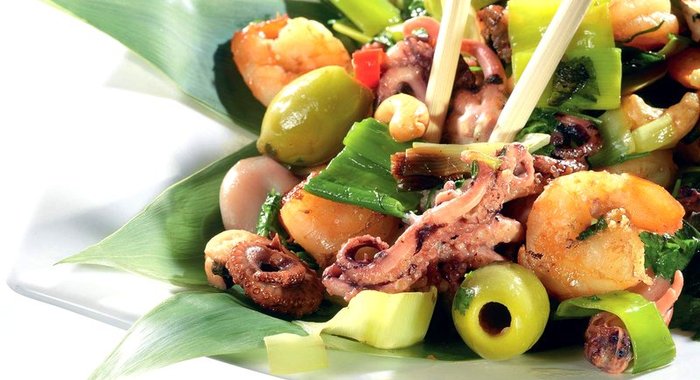 Теплый салат с пореем и морепродуктами