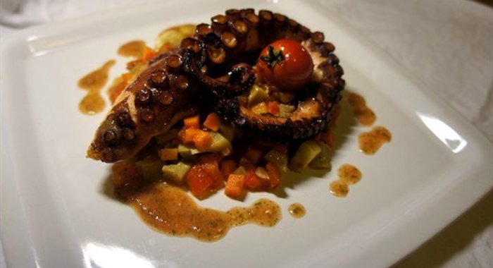 Осьминог с артишоком и томатно-мятным соусом