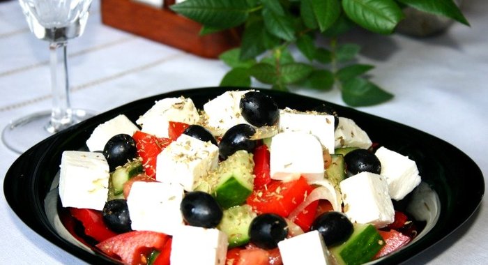 Салат с маслинами и помидорами