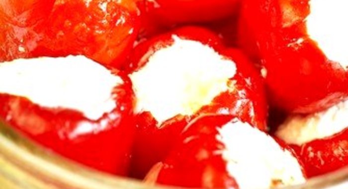 Закуска из фаршированных козьим сыром наваррских перцев пикийо