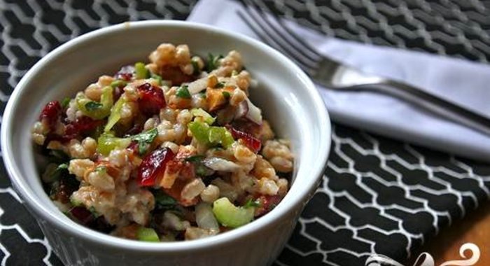 Салат с фарро, клюквой и сельдереем