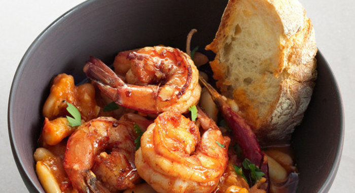 Креветки с белой фасолью и чесноком