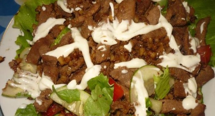 Салат с говядиной и орехами