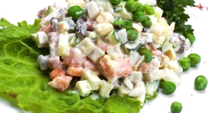 Салат из овощей с ветчиной, йогуртом и анчоусами