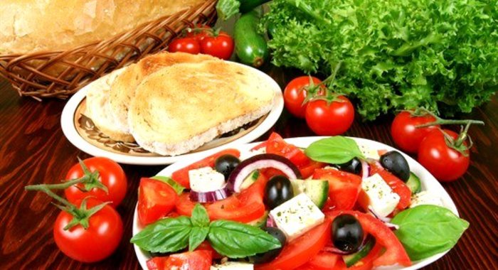 Салат с томатами и фетой