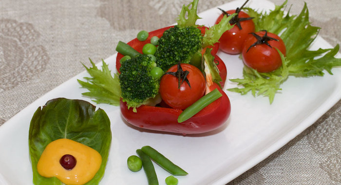 Теплый салат из овощей со сладким соусом