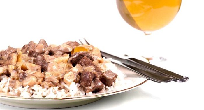 Жареная говядина с красным перцем, грибами, устричным соусом и рисом